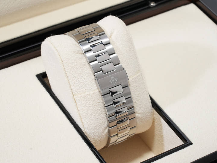 Patek Philippe Nautilus Petite Complication Ref. 5712/1A-001 Stainless Steel Blue Dial Pre-owned y57pc952