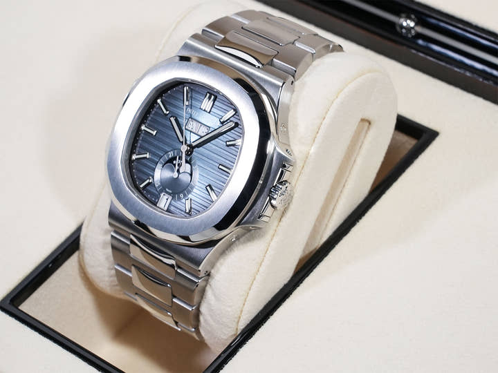 パテックフィリップ ノーチラス アニュアルカレンダー ムーンフェイズ Ref.5726/1A-014 ステンレススチール ブルー、ブラックグラデーション文字盤 美中古 ab3e7jbj