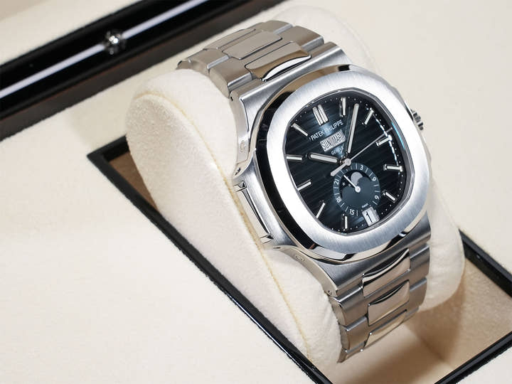 パテックフィリップ ノーチラス アニュアルカレンダー ムーンフェイズ Ref.5726/1A-014 ステンレススチール ブルー、ブラックグラデーション文字盤 美中古 ab3e7jbj