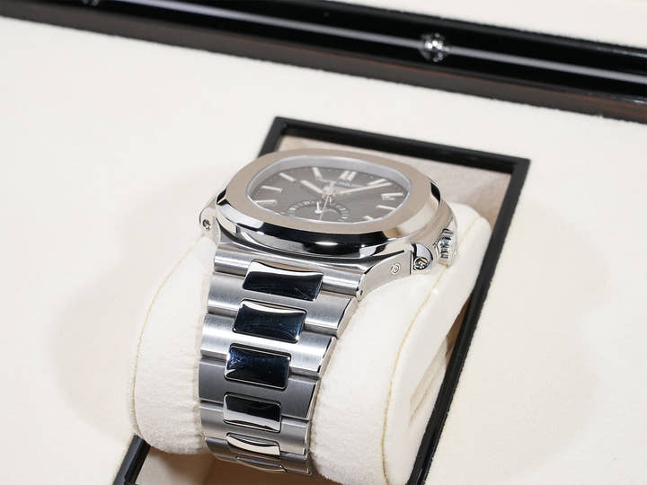 パテックフィリップ ノーチラス アニュアルカレンダー ムーンフェイズ Ref.5726/1A-014 ステンレススチール ブルー、ブラックグラデーション文字盤 美中古 ab3e7jbj