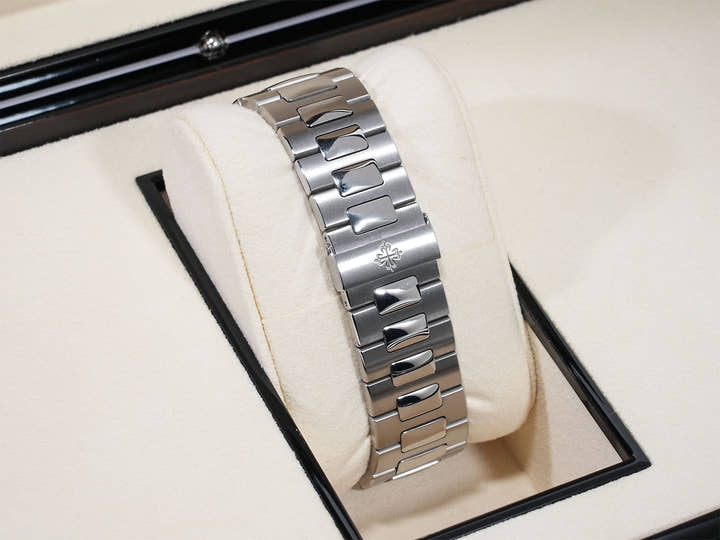 パテックフィリップ ノーチラス アニュアルカレンダー ムーンフェイズ Ref.5726/1A-014 ステンレススチール ブルー、ブラックグラデーション文字盤 美中古 ab3e7jbj