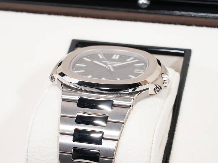 パテックフィリップ ノーチラス Ref.5811/1G-001 ホワイトゴールド ブルー・ソレイユ文字盤 美品 caqjnans