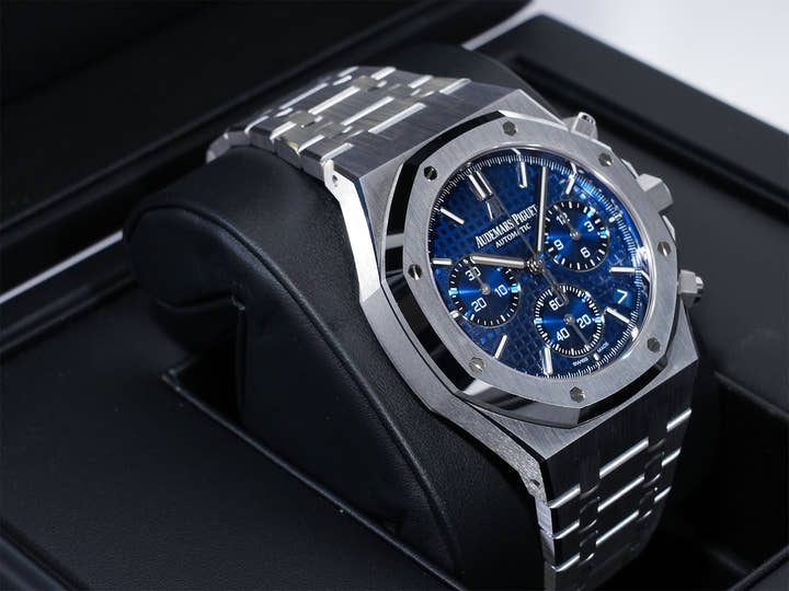 Audemars Piguet Royal Oak Chronograph Ref. 26239BC.OO.1220BC.01 White Gold Blue Dial Excellent Condition vx4d5jar