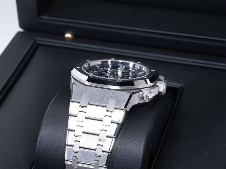 Audemars Piguet Royal Oak Chronograph Ref. 26239BC.OO.1220BC.01 White Gold Blue Dial Excellent Condition vx4d5jar