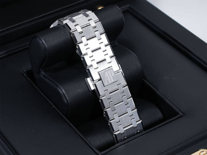 Audemars Piguet Royal Oak Chronograph Ref. 26239BC.OO.1220BC.01 White Gold Blue Dial Excellent Condition vx4d5jar