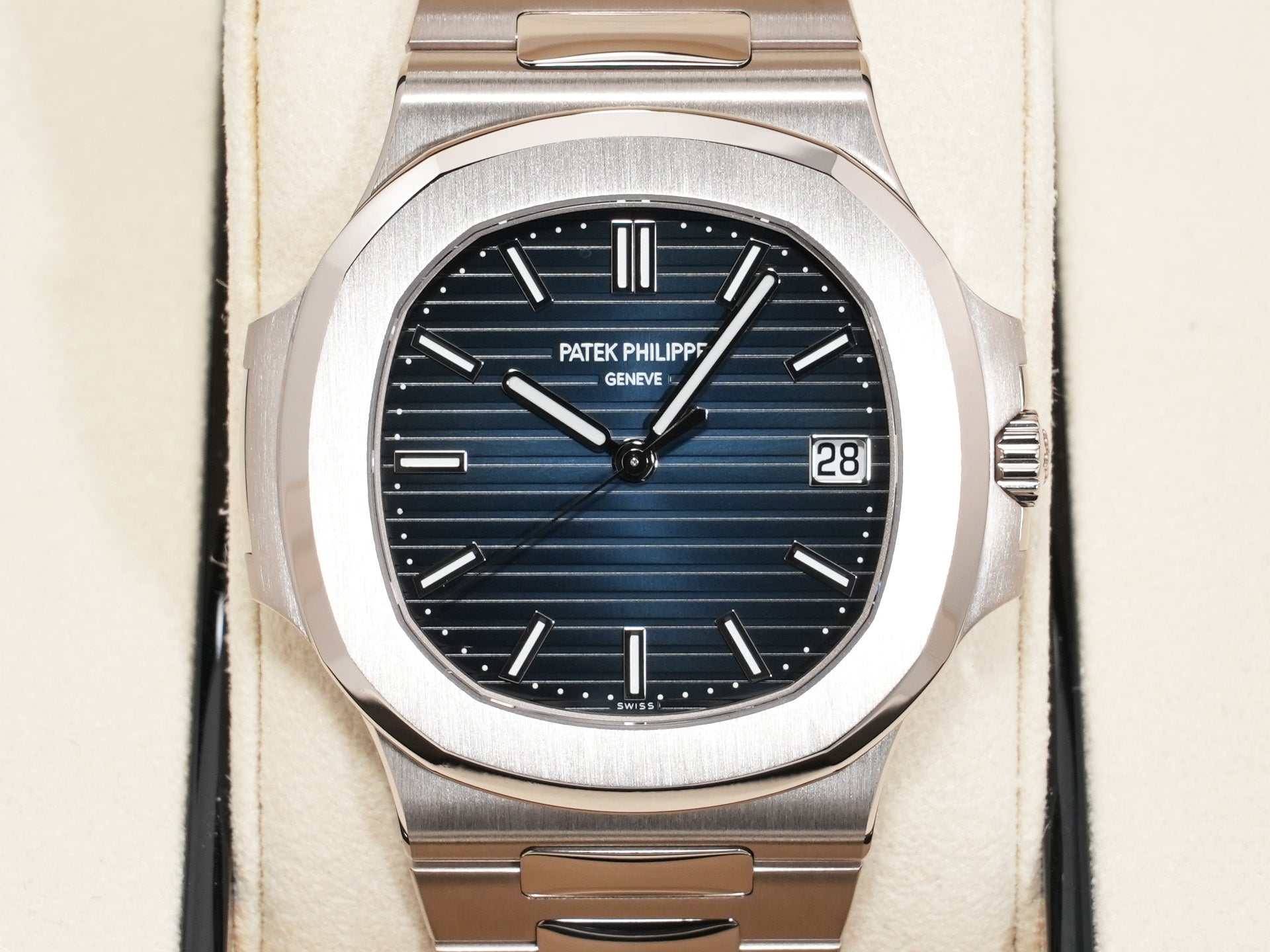 パテックフィリップ ノーチラス Ref.5811/1G-001 ホワイトゴールド ブルー・ソレイユ文字盤 未使用 7z8hbmu5