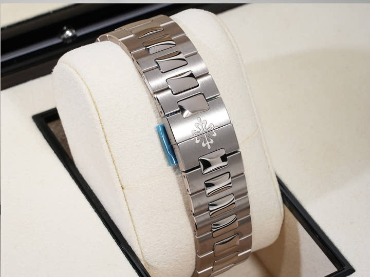 パテックフィリップ ノーチラス Ref.5811/1G-001 ホワイトゴールド ブルー・ソレイユ文字盤 未使用 7z8hbmu5