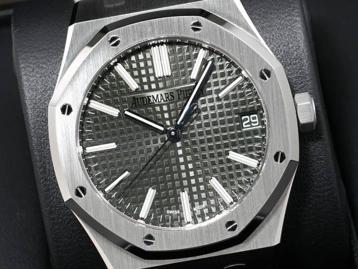 Audemars Piguet Royal Oak Ref.15510ST.OO.1320ST.09 Stainless Steel Khaki Green Dial Excellent Condition 3hx2m64k