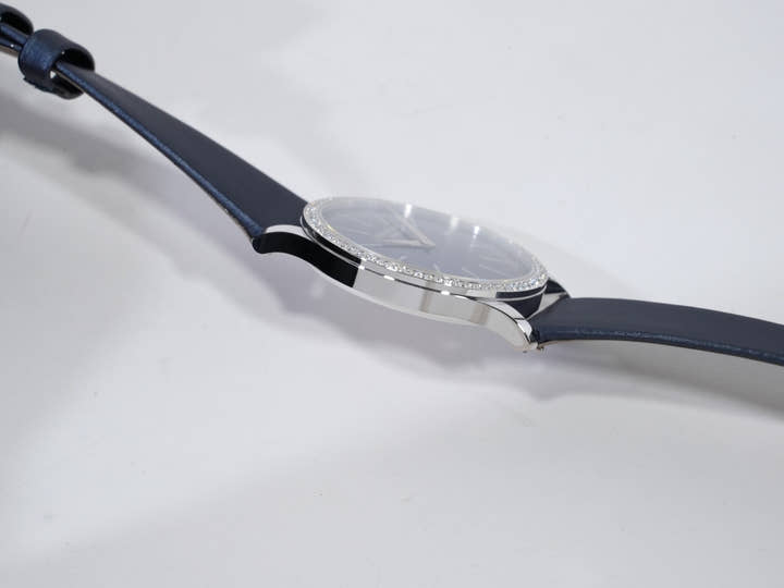 パテックフィリップ カラトラバ Ref.4997/200G-001 ホワイトゴールド ギヨシェ装飾のラック塗装ミッドナイトブルー文字盤 未使用 33p46uyy