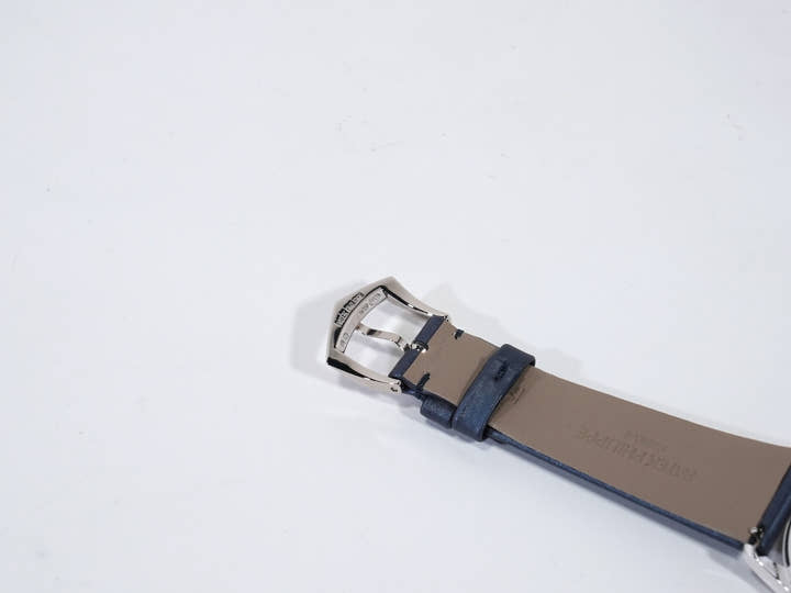 パテックフィリップ カラトラバ Ref.4997/200G-001 ホワイトゴールド ギヨシェ装飾のラック塗装ミッドナイトブルー文字盤 未使用 33p46uyy