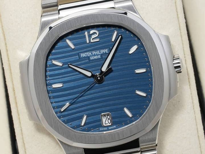 Patek Philippe Nautilus Ref. 7118/1A-001 Stainless Steel Blue Dial Unused 32v8c59t