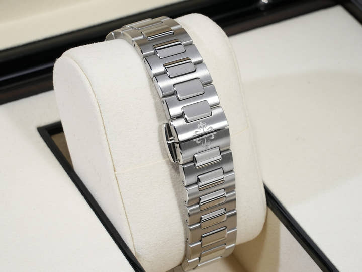 Patek Philippe Nautilus Ref. 7118/1A-001 Stainless Steel Blue Dial Unused 32v8c59t