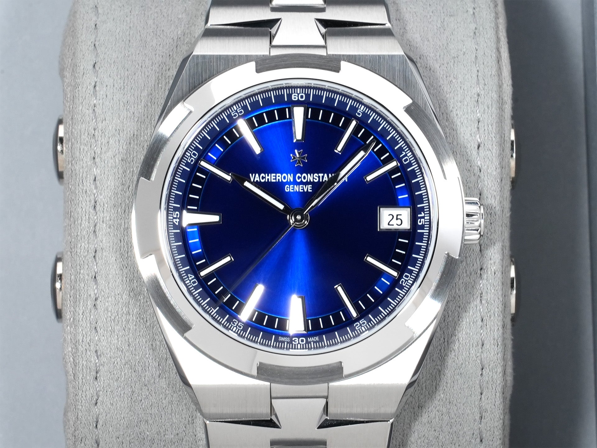 ヴァシュロンコンスタンタン オーヴァーシーズ オートマティック Ref.4520V/210A-B128 ステンレススチール ブルー文字盤 未使用 45fwkmfa