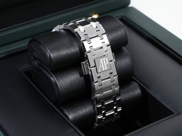 Audemars Piguet Royal Oak Quartz Ref.67650ST.OO.1261ST.01-A Stainless Steel Black Dial Unused hs9d2peq