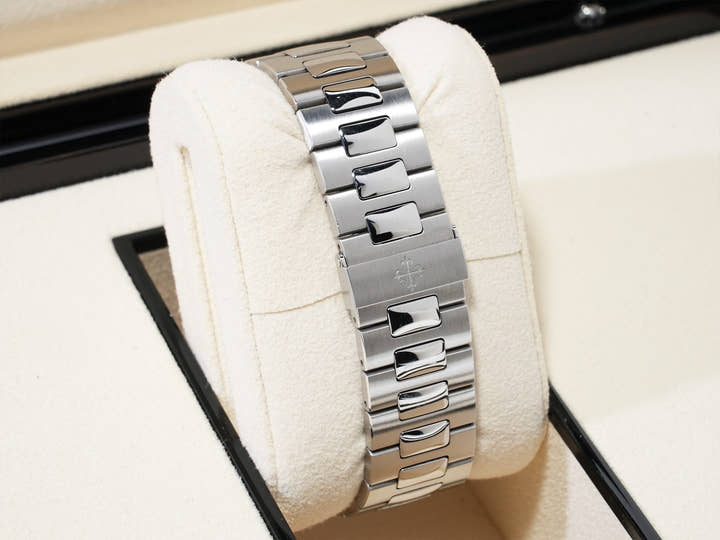 Patek Philippe Nautilus Ref. 5711/1A-010 Stainless Steel Blue Dial Used ddve4han