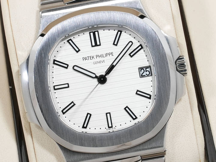 Patek Philippe Nautilus Ref. 5711/1A-011 Stainless Steel White Dial Used dwyfzfgc