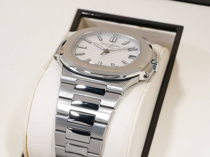 Patek Philippe Nautilus Ref. 5711/1A-011 Stainless Steel White Dial Used dwyfzfgc