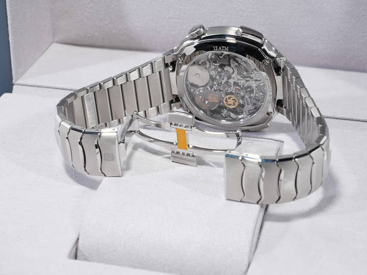 H. Moser Streamliner Flyback Chronograph Automatic Ref. 6907-1205 Stainless Steel Matrix Green Fumé Dial with Frosted Finish Unused sxhxs3d2