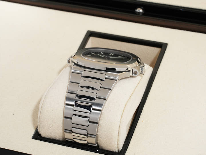 Patek Philippe Nautilus Ref. 5711/1A-010 Stainless Steel Blue Dial Excellent Used Condition ae4vo2rc