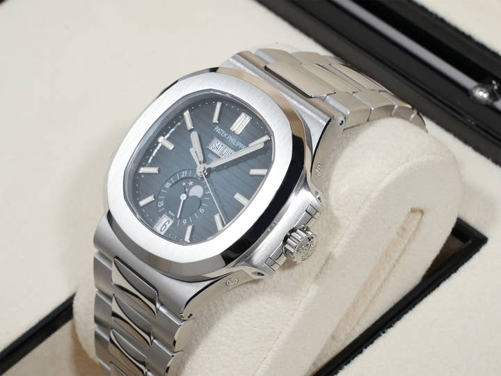 Patek Philippe Nautilus Annual Calendar Moon Phase Ref. 5726/1A-014 Stainless Steel Blue, Black Gradient Dial Excellent Condition rww7cm5q