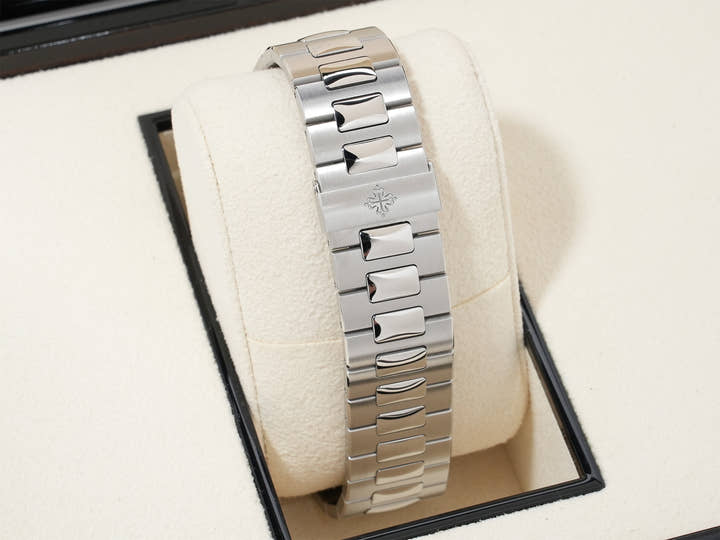Patek Philippe Nautilus Annual Calendar Moon Phase Ref. 5726/1A-014 Stainless Steel Blue, Black Gradient Dial Excellent Condition rww7cm5q