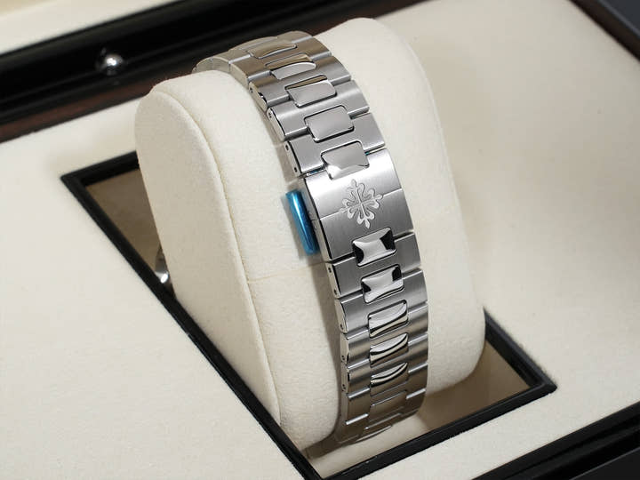 Patek Philippe Nautilus Travel Time Chronograph Ref.5990/1A-011 Stainless Steel Blue Sunburst Dial Unused gv2f58qq