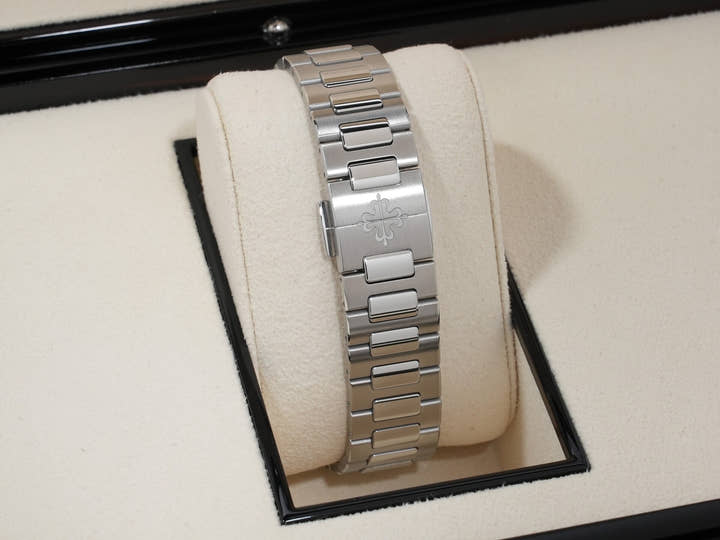 パテックフィリップ ノーチラス Ref.7118/1200A-001 ステンレススチール ブルー オパーリン文字盤 未使用 9jfgrmks