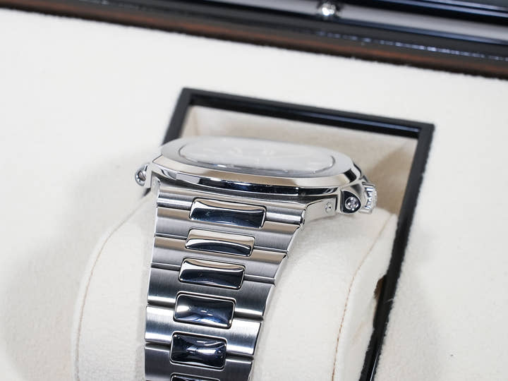 パテックフィリップ ノーチラス プチコンプリケーション Ref.5712/1A-001 ステンレススチール ブルー文字盤 中古 v7rf5ks2