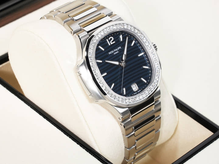 Patek Philippe Nautilus Ref. 7118/1200A-001 Stainless Steel Blue Opalescent Dial Unused 4tyjan43