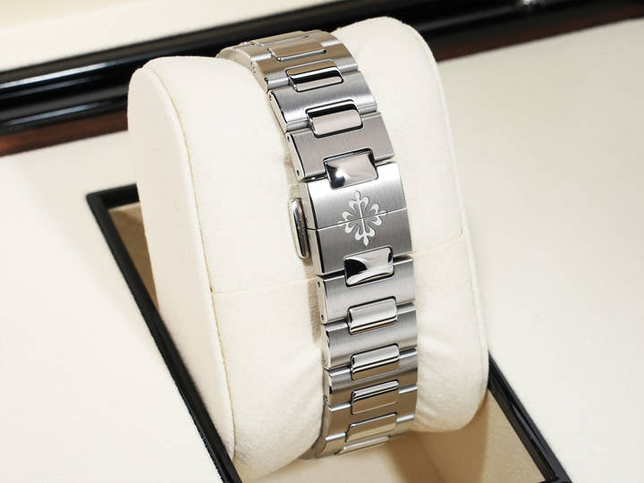 Patek Philippe Nautilus Ref. 7118/1200A-001 Stainless Steel Blue Opalescent Dial Unused 4tyjan43