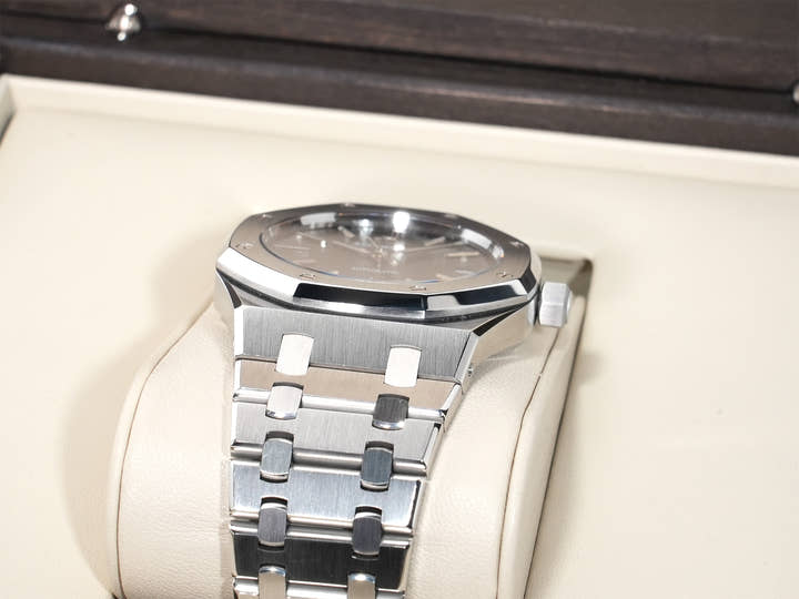 オーデマピゲ ロイヤルオーク Ref.15300ST.OO.1220ST.03 ステンレススチール ブラック文字盤 中古 587uy45d