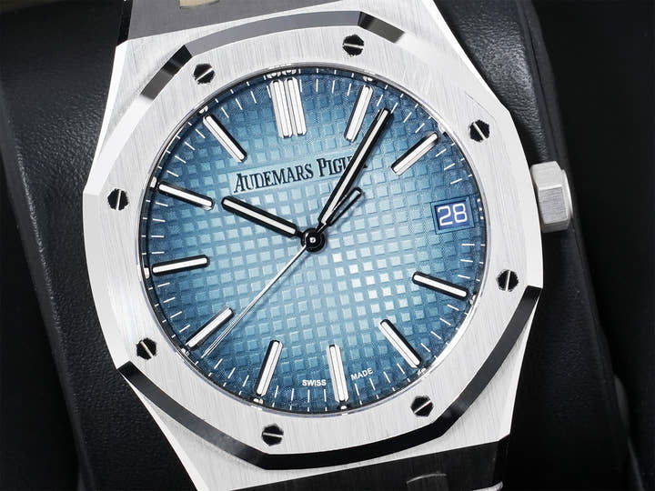 Audemars Piguet Royal Oak Ref.15510BC.OO.1320BC.02 White Gold Smoked Blue Dial Used sfgbfkvv