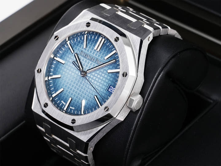 Audemars Piguet Royal Oak Ref.15510BC.OO.1320BC.02 White Gold Smoked Blue Dial Used sfgbfkvv