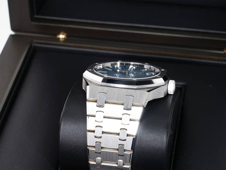 Audemars Piguet Royal Oak Ref.15510BC.OO.1320BC.02 White Gold Smoked Blue Dial Used sfgbfkvv