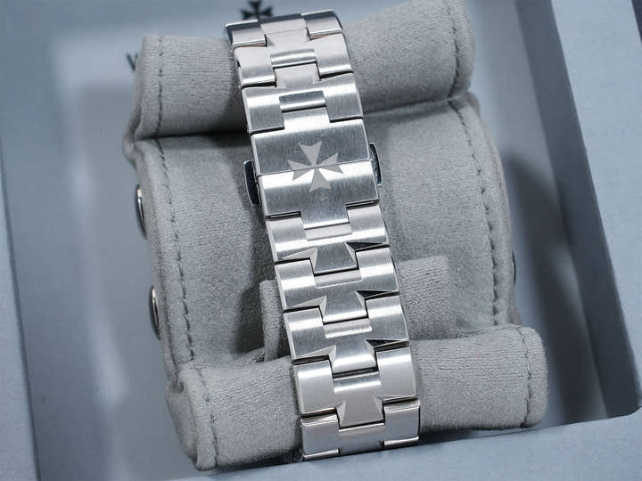 Vacheron Constantin Overseas Chronograph Ref. 5520V/210A-B686 Stainless Steel Silver Dial Used v8f65wat