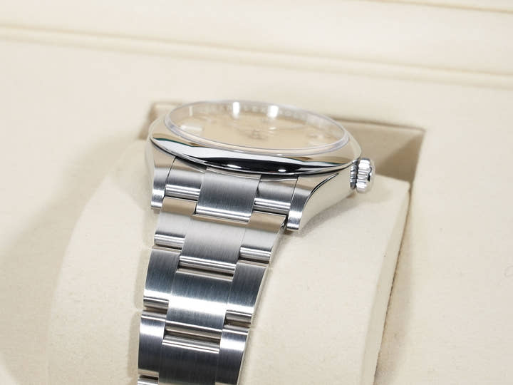 Rolex Oyster Perpetual 36 Ref. 126000 Stainless Steel Beige Dial Excellent Condition eyayoh2i