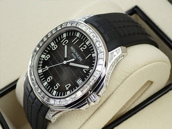 パテックフィリップ アクアノート エクストララージ Ref.5167/300G-010 ホワイトゴールド ブラック文字盤