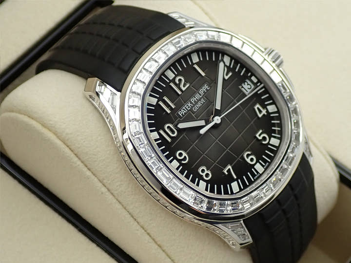 パテックフィリップ アクアノート エクストララージ Ref.5167/300G-010 ホワイトゴールド ブラック文字盤