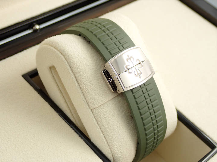 パテックフィリップ アクアノート Ref.5168G-010 ホワイトゴールド カーキグリーン文字盤