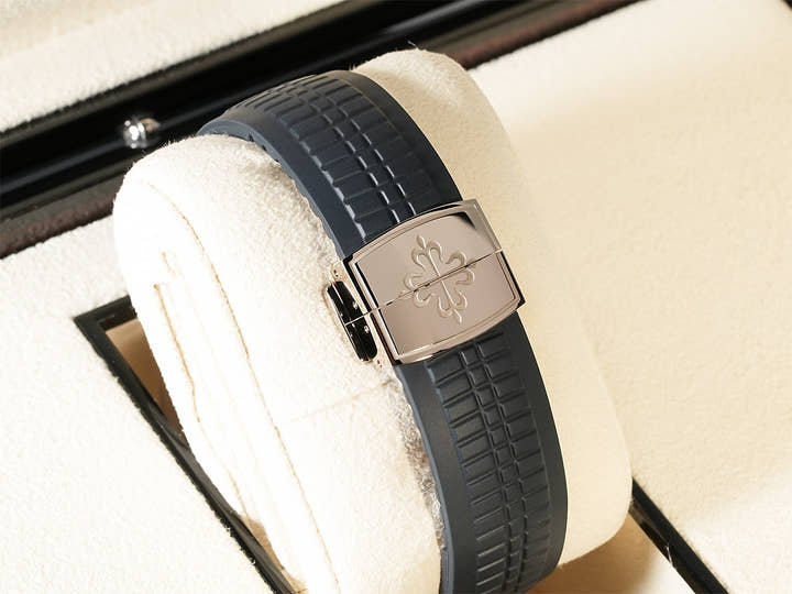 パテックフィリップ アクアノート クロノグラフ Ref.5968G-001 ホワイトゴールド ミッドナイトブルー文字盤