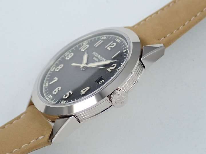 パテックフィリップ カラトラバ Ref.5226G-001 ホワイトゴールド ブラックグラデーションのテクスチャード ラック アントラサイト文字盤