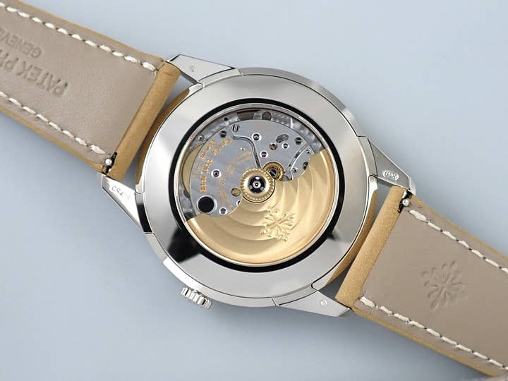 パテックフィリップ カラトラバ Ref.5226G-001 ホワイトゴールド ブラックグラデーションのテクスチャード ラック アントラサイト文字盤