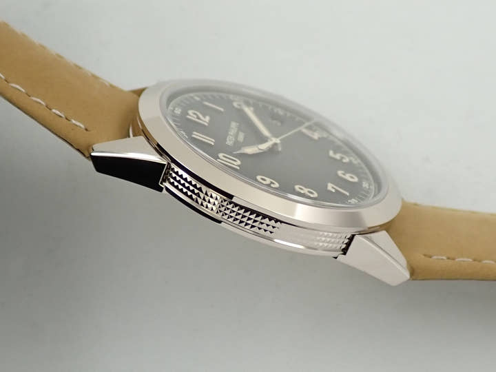 パテックフィリップ カラトラバ Ref.5226G-001 ホワイトゴールド ブラックグラデーションのテクスチャード ラック アントラサイト文字盤
