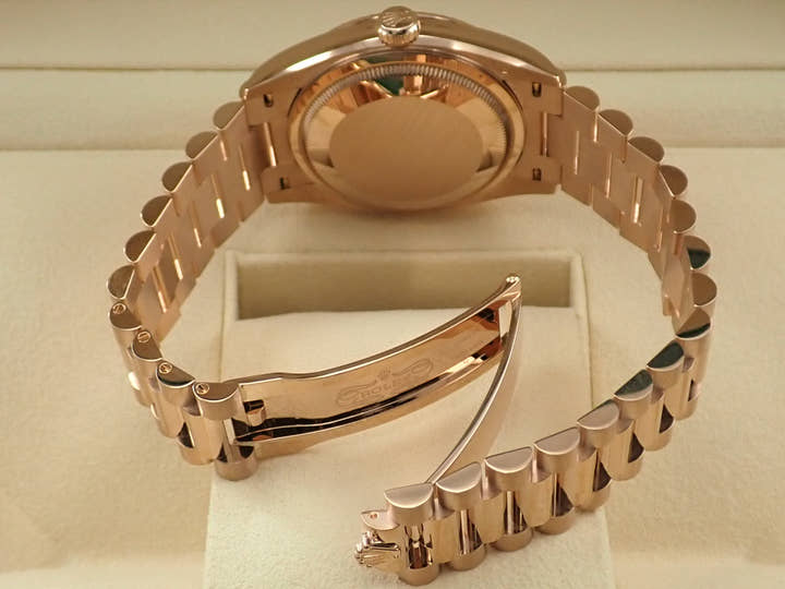 ロレックス デイデイト36 Ref.128235 エバーローズゴールド パヴェダイヤxレインボーサファイア文字盤