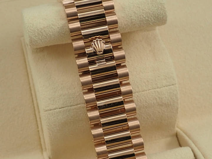 ロレックス デイデイト36 Ref.128235 エバーローズゴールド パヴェダイヤxレインボーサファイア文字盤