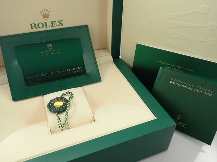 ロレックス デイデイト36 Ref.128235 エバーローズゴールド パヴェダイヤxレインボーサファイア文字盤