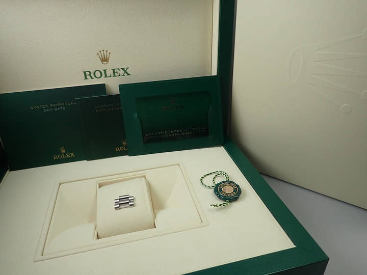 ロレックス デイデイト40 Ref.228206A プラチナ アイスブルー文字盤