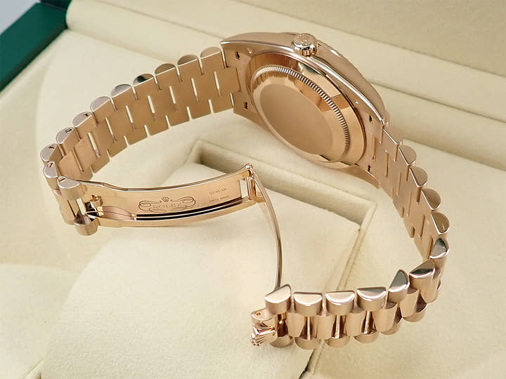 ロレックス デイデイト40 Ref.228235 エバーローズゴールド サンダストストライプ文字盤