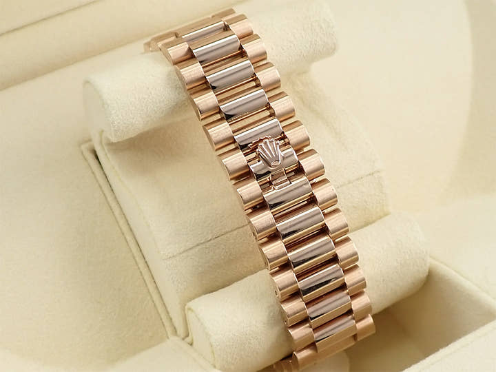 ロレックス デイデイト40 Ref.228235 エバーローズゴールド サンダストストライプ文字盤