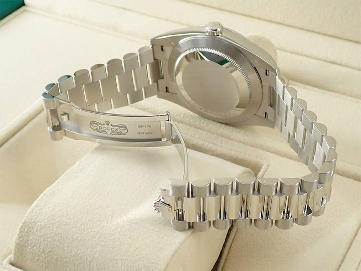 ロレックス デイデイト40 Ref.228236 プラチナ オリーブグリーン文字盤